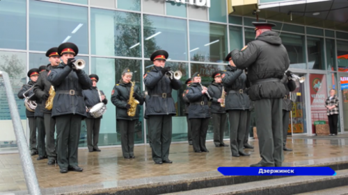 В канун Дня Победы военный оркестр Росгвардии поздравил жителей Дзержинска с праздником
