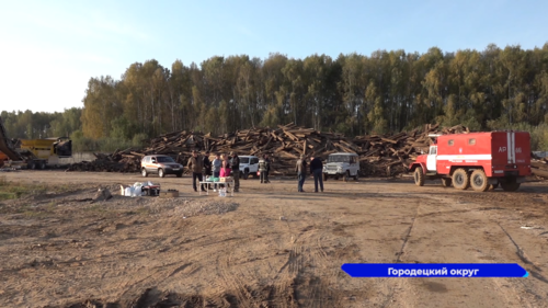 Продолжается тушение крупного пожара на мусорном полигоне в Городецком округе