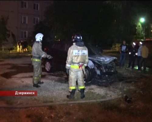 Автомобиль сгорел во дворе жилого дома в Дзержинске