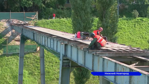 На пешеходном мосту через Похвалинский съезд проводят пескоструйную очистку