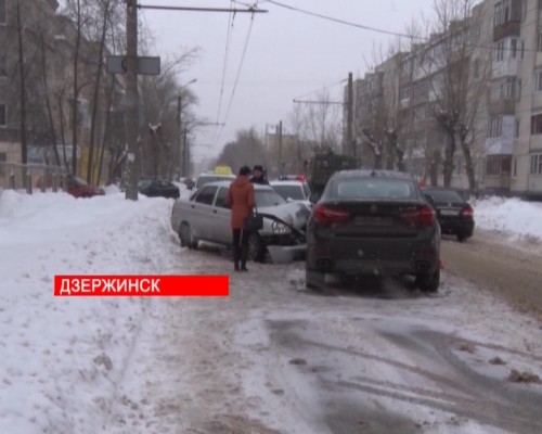 В Дзержинске в лобовом столкновении сошлись два автомобиля, три человека пострадали