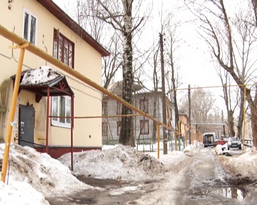 Глыба льда упала на газовую трубу в Советском районе