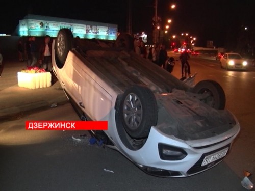 Иномарка перевернулась на перекрестке в Дзержинске 