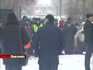 В городе Павлово мужчина, вооруженный ножом, взял в заложники полицейского. 