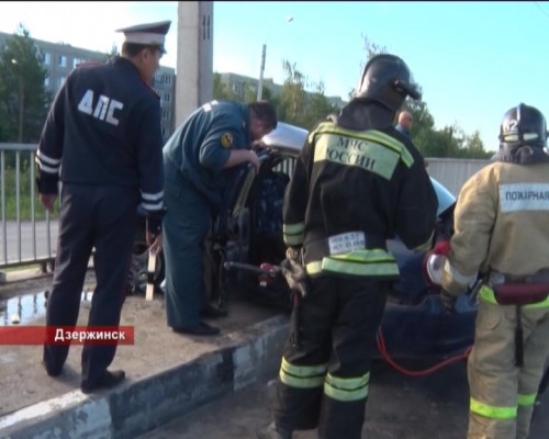 Иномарка на большой скорости врезалась в столб в Дзержинске