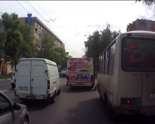  В Московском районе водитель Пазика, отъезжая от остановки, вероятно, слишком резко тронулся и пассажирка упала