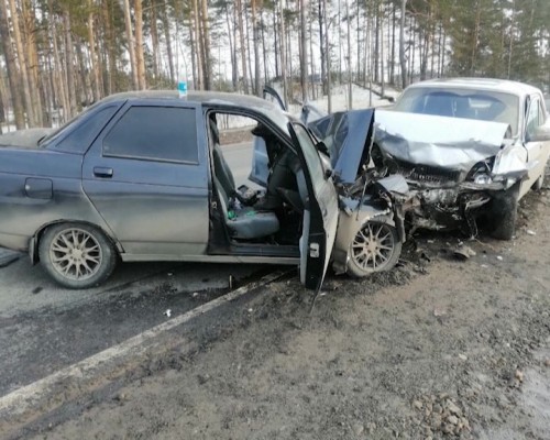 Один человек и двое ранены в аварии с участием двух легковушек под Дзержинском