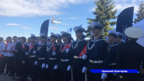 У здания Волжского пароходства в Нижнем Новгороде состоялась церемония открытия навигации для будущих речников