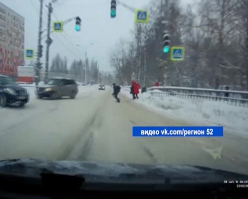 В Автозаводском районе трое школьников едва не попали под машину, перебегая дорогу на красный свет