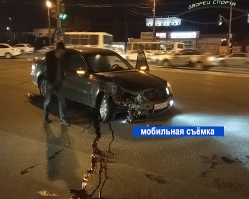 На пересечении проспекта Гагарина и улицы Бекетова столкнулись автомобиль такси и иномарка