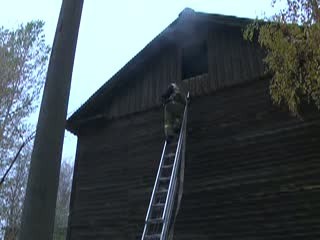 Утром на улице Сеченова загорелся подъезд двухэтажного деревянного дома