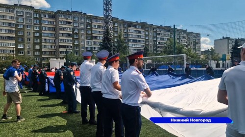 Триколор площадью почти 4 тысячи квадратных метров развернули в Нижнем Новгороде