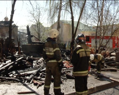 Крупный пожар разбушевался в одном из частных домов в Приокском районе 