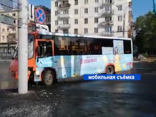 Маршрутка врезалась в бетонный столб на площади Свободы