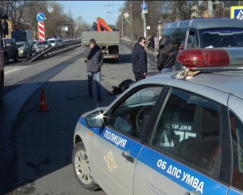 Пожилой пешеход погиб под колесами грузовика в Московском районе