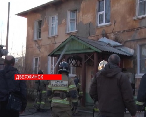 Жители дома в Дзержинске эвакуировали по трехколенным лестницам из-за пожара в подъезде