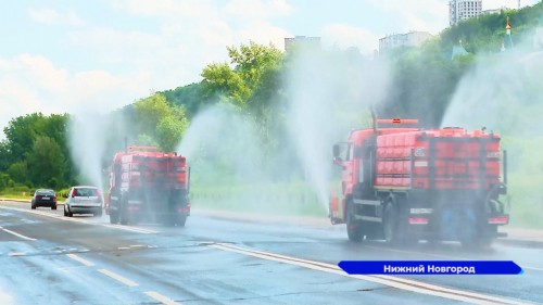 Усилить полив дорог и растений в Нижнем Новгороде поручил глава города Юрий Шалабаев