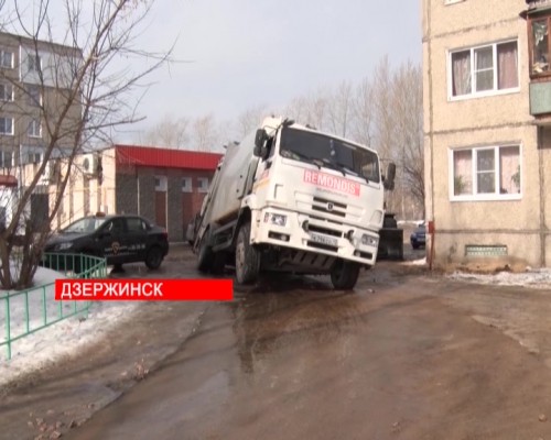 Мусоровоз ушел под землю в одном из дворов Дзержинска