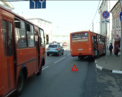 В центре Нижнего Новгород у маршрутки во время рейса отказали тормоза