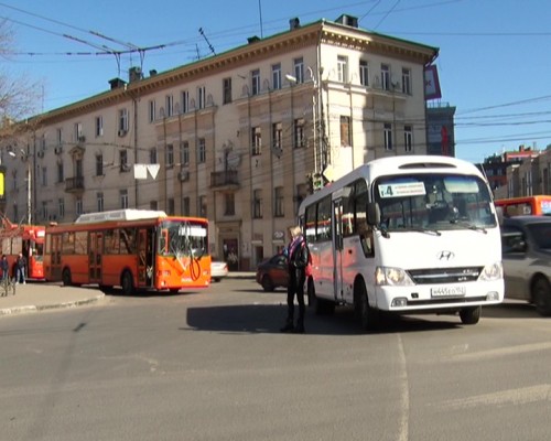 Автобус и маршрутка столкнулись на площади Свободы