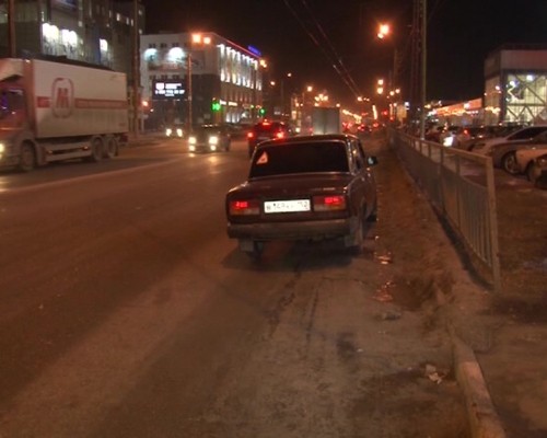 Нетрезвого мужчину, задевшего машину на парковке около торгового центра, задержали на Московском шоссе 