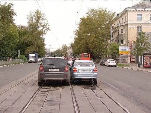 Две легковушки столкнулись на улице Белинского