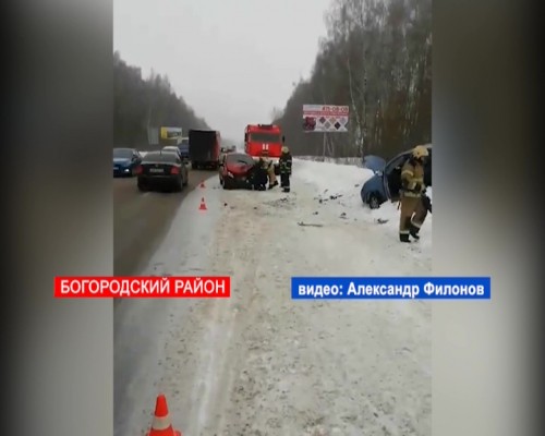 В Богородском районе автомобиль вылетел на встречную полосу и столкнулся с "Ладой", один человек пострадал 