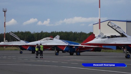 Лётчики пилотажной группы «Стрижи» тренируются в небе над Нижним Новгородом