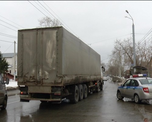 В Сормовском районе водитель большегруза сбил женщину, которая выходила из автобуса