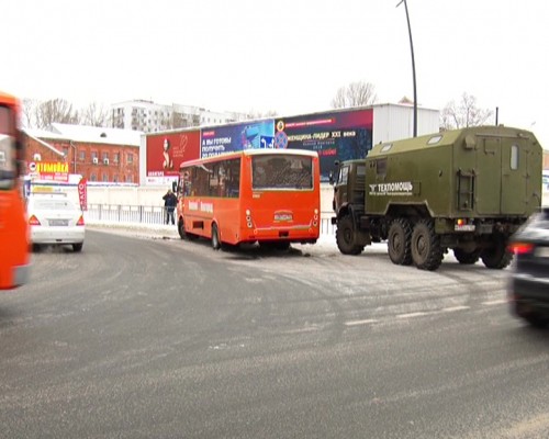 Маршрутка врезалась в парапет на улице Совнаркомовская 