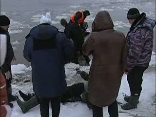 Два рыбака провалились под лед на Оке в Богородском районе.